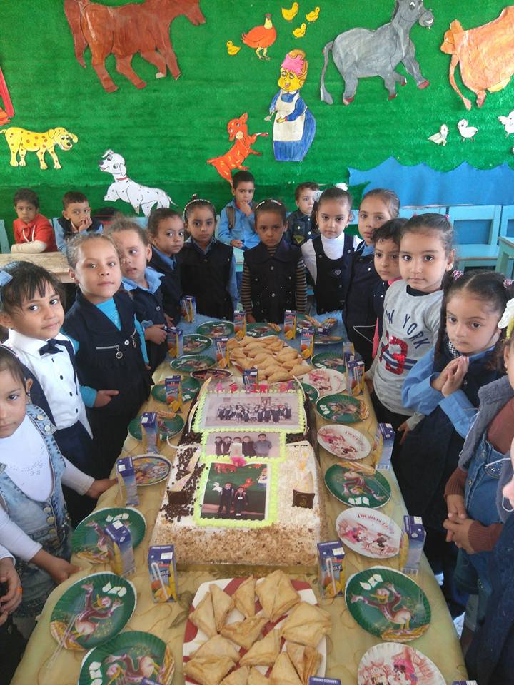  بالصور.. مدرسة تُقيم حفل عيد ميلاد جماعى لتلاميذها بكفر الشيخ