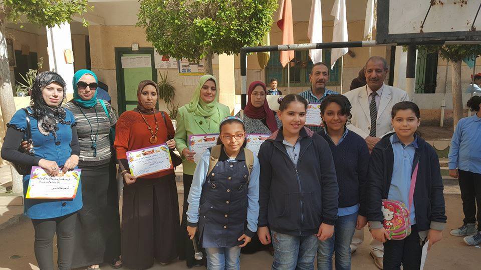  طالبات مدرسة الشهيد محمود المغربى الإبتدائية بدسوق يُكرمن أعضاء هيئة التدريس