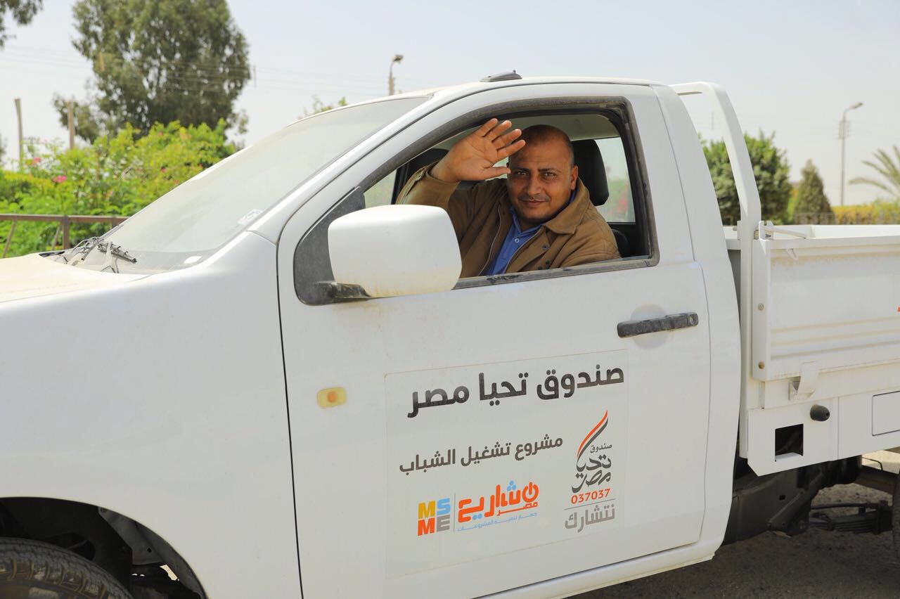   بالصور .. صندوق تحيا مصر يسلم 22 سيارة للمستفيدين من مشروعات تمكين الشباب