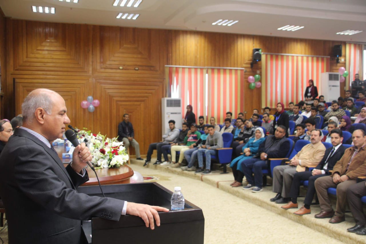  بالصور: رئيس جامعة كفر الشيخ يفتتح فعاليات اسبوع العلوم بكلية الصيدلة