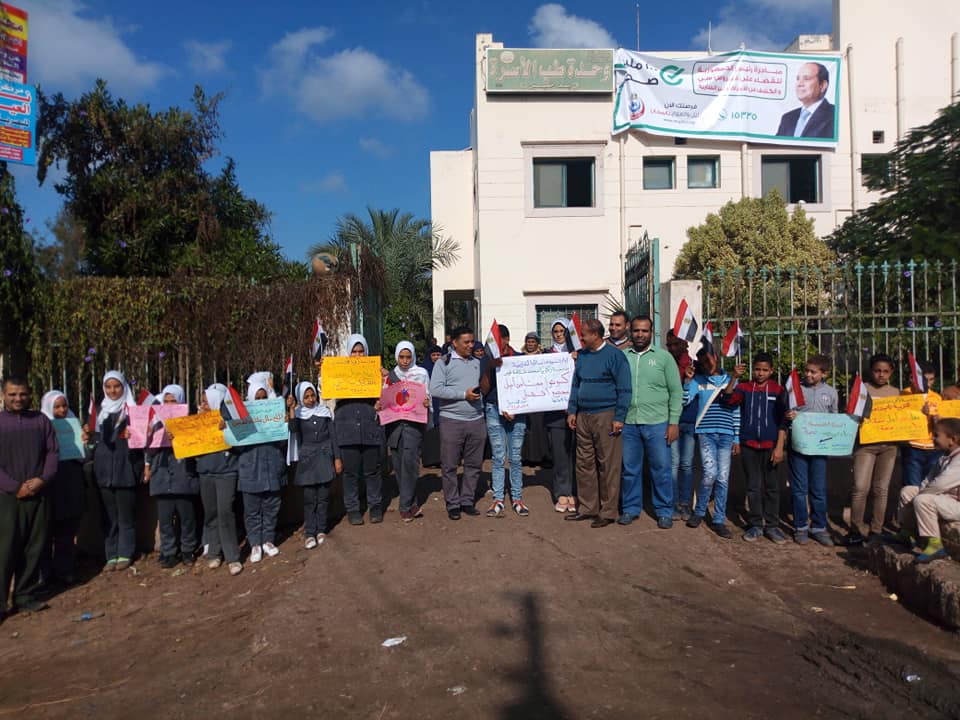  بالصور : طلاب يدعمون مبادرة الرئيس بمسيرة وحملة دعائية بقرية بكفر الشيخ