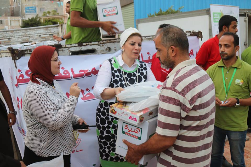  محافظ كفر الشيخ يتابع توزيع 200 كرتونة من السلع الغذائية بالبرلس