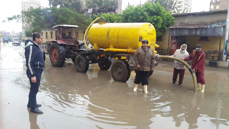  رفع مياه الأمطار من الشوارع وأمام المدارس بدسوق