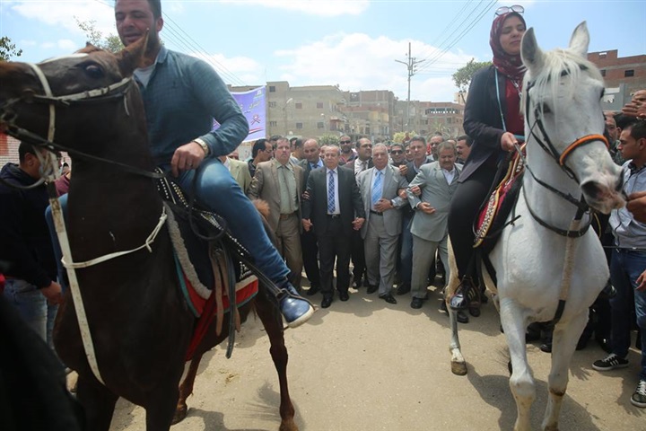  بالصور: محافظ كفر الشيخ يشارك أهالي «بيلا» فى مسيرة بالخيول والمزمار البلدي لحشد المواطنين في الاستفتاء