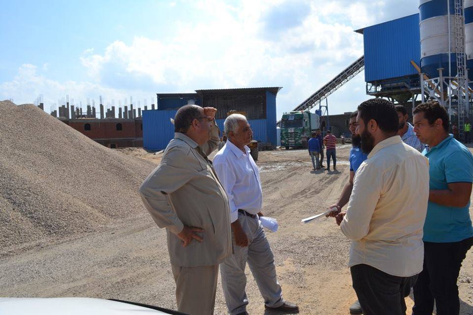  بالصور .. وقف  نشاط مصنع للخرسانة أمام قرية الحماد ببلطيم