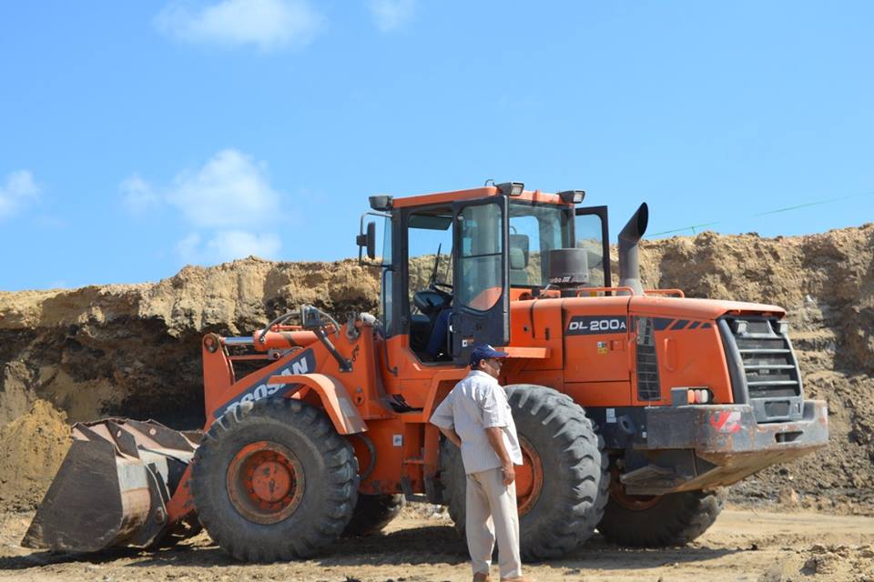   بالصور :: رئيس مدينة بلطيم يتفقد موقع  انشاء مصنع الرمال السوداء‏