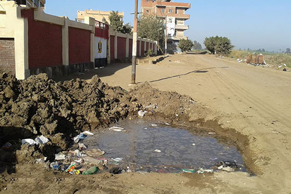  حفرة ومياه ملوثة امام مدرسة تهدد الأطفال بقرية الكوم الطويل 