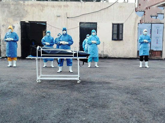  أطباء مستشفى العزل بالدقهلية يؤدون صلاة الجنازة على أول حالة وفاة بكورونا
