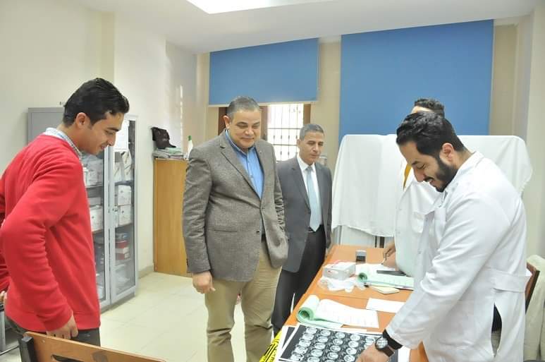  بالصور: فى زيارة مفاجئة.. « رئيس جامعة كفر الشيخ» يتفقد المستشفى الجامعى