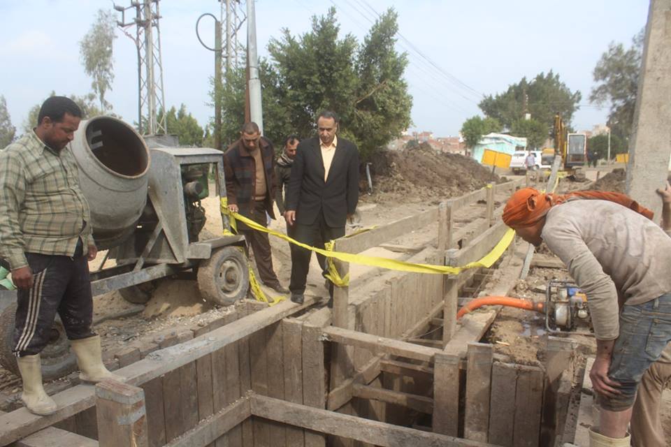  بالصور : رئيس مدينة دسوق يتابع مشروع الصرف بقرى الكنسية ودمرو وكوم النص‏